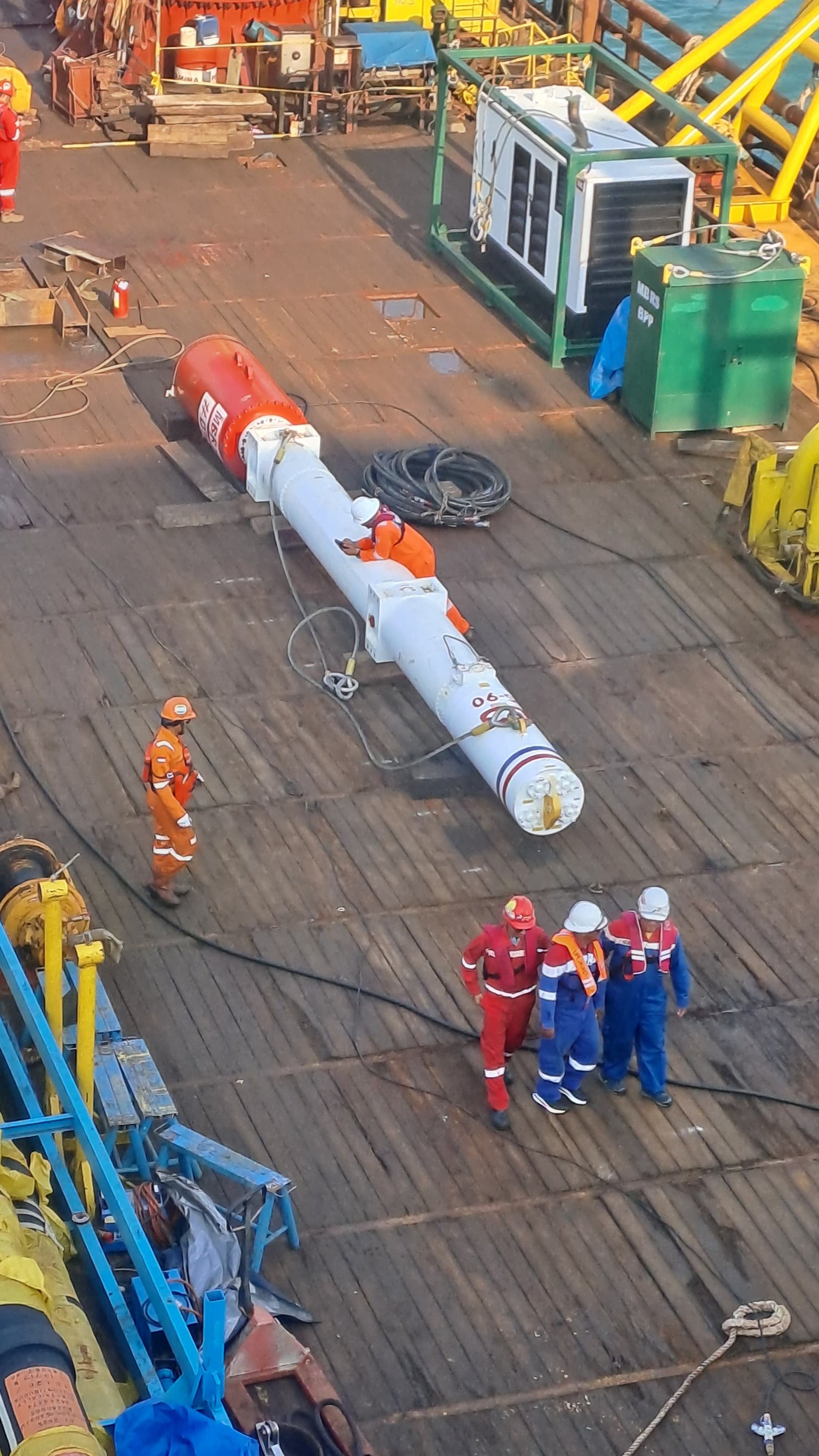 Muat pipa sbm di pelabuhan Cirebon